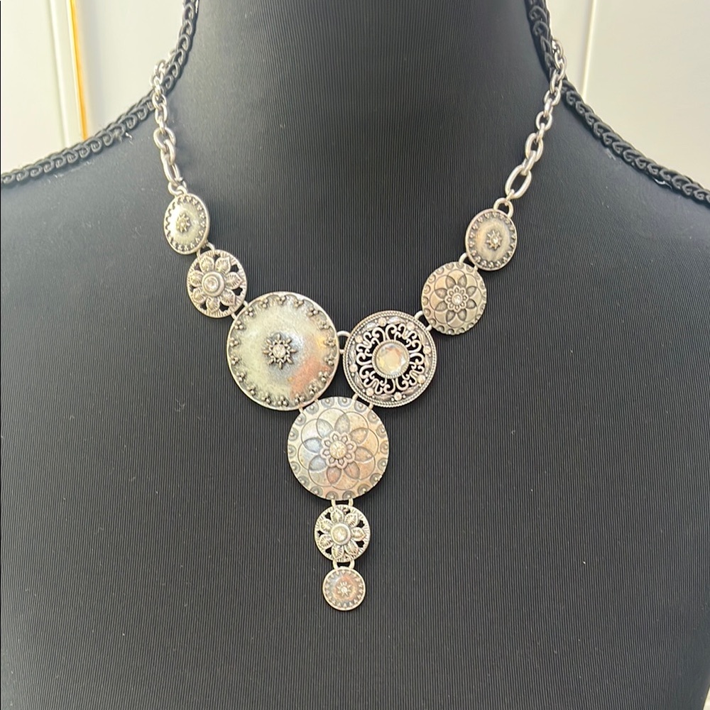 Elegant Silver Necklace with Intricate Design